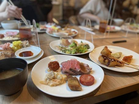 友達とご飯どこ行くTikTok