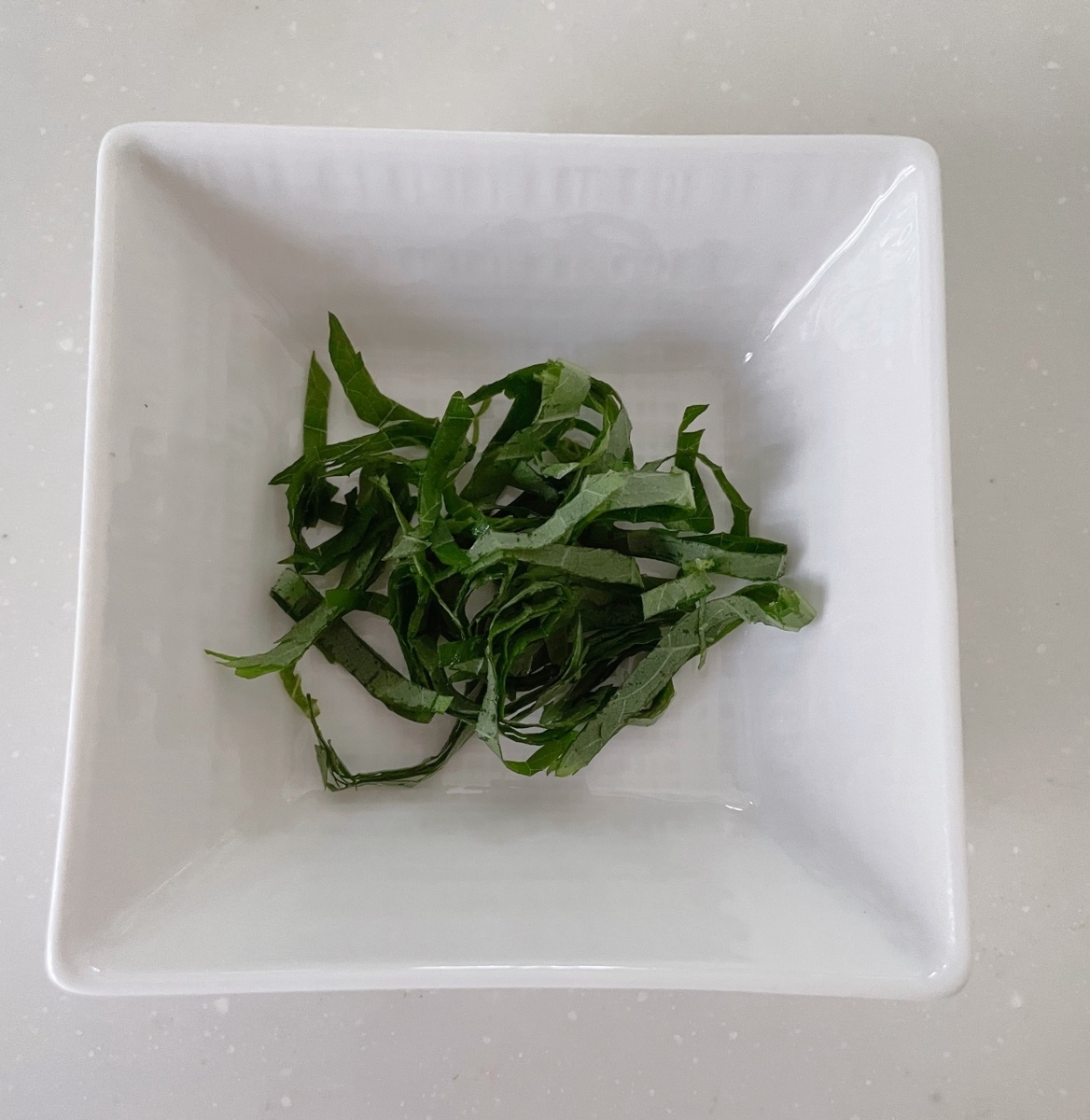 無限塩昆布パスタ1.4mmのパスタ 100g ベーコン 35g 塩昆布 5g 水 320cc キャベツ 80g バター 10g醤油 大さじ1 2 ほんだし 小さじ1 2 みりん 大さじ1 ベーコン35gを炒め、水320cc、塩昆布5g、醤油大さじ1 2、ほんだし小匙1 2、みりん大さじ1入れ