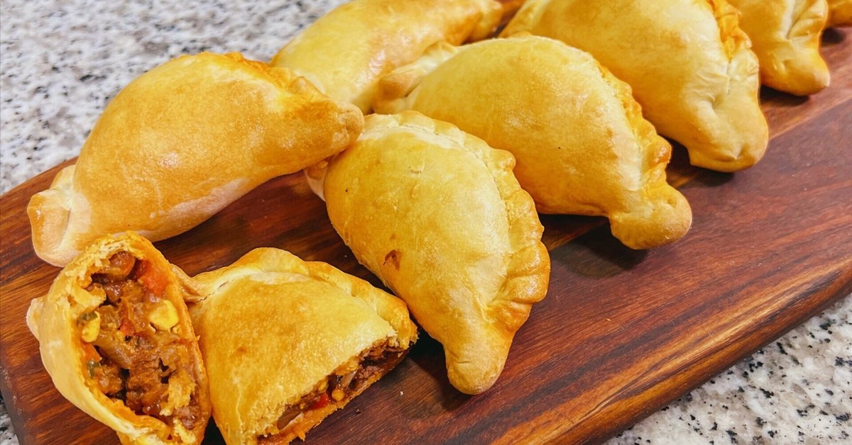 おいしいエンパナダス - コロンビア料理。木製の背景 — ストック写真 © Luisecheverriurrea258235074