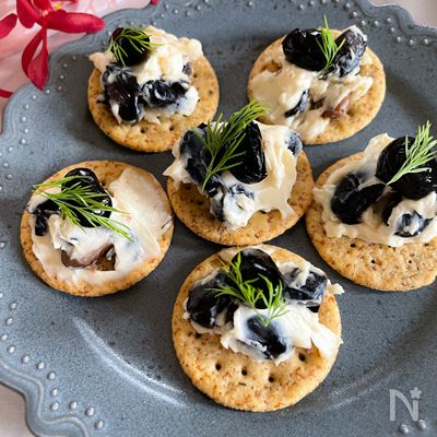 おつまみに♪トマトとクリームチーズのクラッカー乗せ