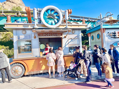 ディズニー新エリア 特別な味と食感の“BBポップコーン”が楽しめる「ビッグポップ」は要チェック!! 入園前の予約が必須だよPouch ポーチ