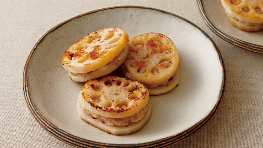 鶏ひき肉と大葉のれんこんはさみ焼き