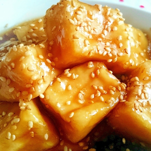 ふわふわ豆腐チーズ焼き めちゃくちゃ簡単!,材料 , 木綿豆腐 200g, 片栗粉 大さじ2, 大葉 2枚,ピザ用チーズ 1つかみ 大さじ3くらい , サラダ油適量, ケチャップ 適量 お好みで , マヨネーズ&七味 適量 お好みで ,①軽く水切った豆腐を混ぜる, ②片栗粉、チーズ、刻んだ大葉まぜる, ③丸める, ④油ひいたフライパンで焼く,簡単料理レシピ簡単おかず