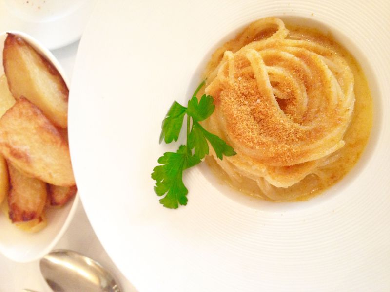 時に厨房を見ると突然の出会いがあります。ドイツ、フランクフルト中央駅のフードコートにあるアジアンレストラン に、フジマックの炊飯器が納入されていました。皆様の気づかないところでも、日々頑張ってくれているようです