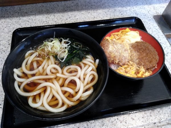 ザックザクの衣の中から肉汁がほとばしる！「メンチカツ丼」専門店、神田「メンチケン」が旨いのなんの 東京別視点ガイド ぐるなび支店- ぐるなびみんなのごはん