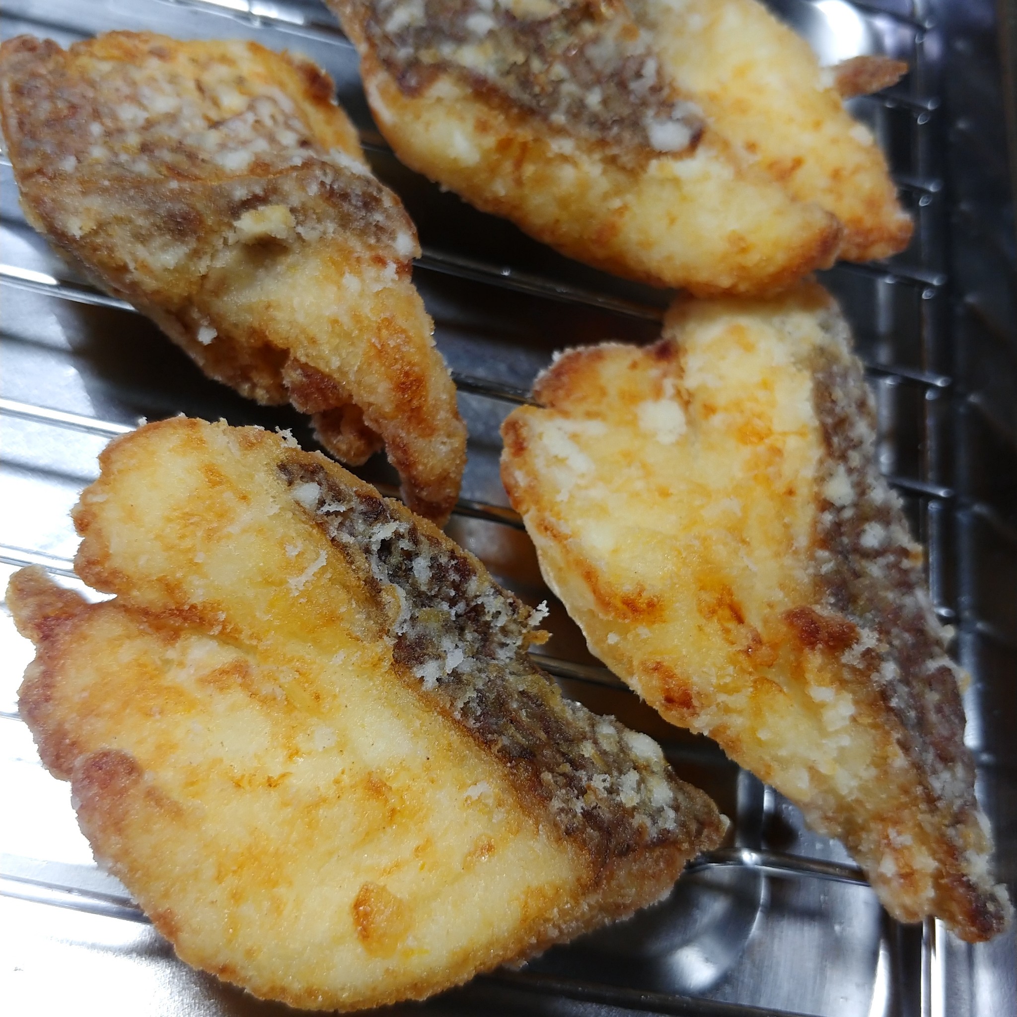 平鯛 ヘダイ 唐揚げ 昨日からタレに漬け込んでいたヘダイの切身と骨を唐揚げにしました～😀✨身は味も染みてホクホク、骨せんべいはサクサクで最高でした～😋💕🍺🍺🍺🍺魚料理 捌く 男飯 酒のつまみ おつまみ つまみ 魚捌き 魚介類 おうち居酒屋 家居酒屋 クッキング