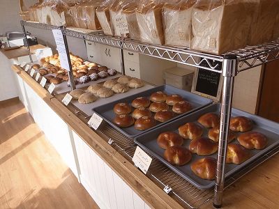 パン屋さんで使うセルフトレー、トングなどベーカリー道具を集めました。 - SHOKUBI