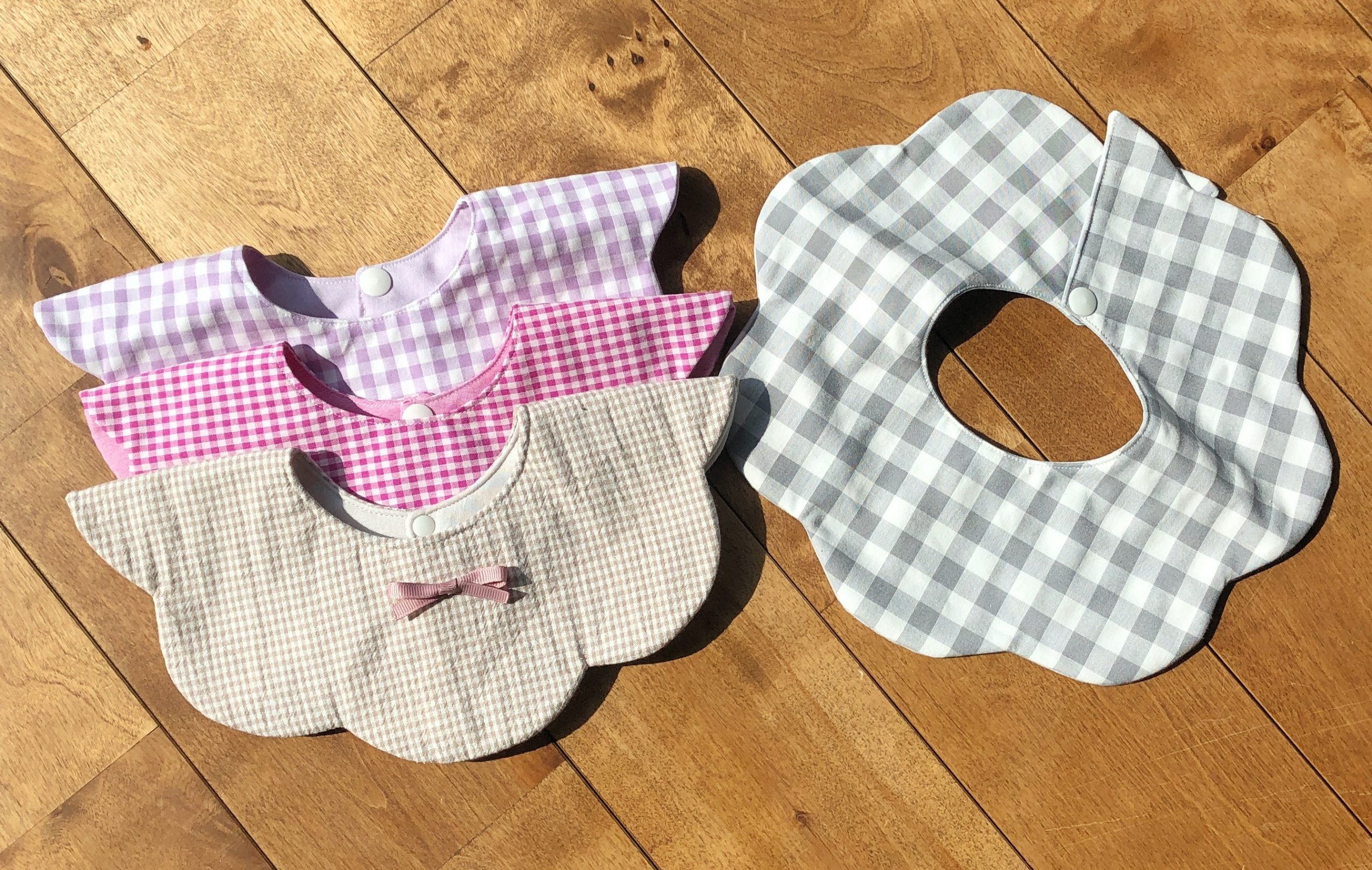 刺繍 LIVE赤ちゃんのよだれかけ スタイ前かけbibs に刺繍「annasの毎月の刺繍」 FANBOX の図案より。8 7おうち時間。アンナス