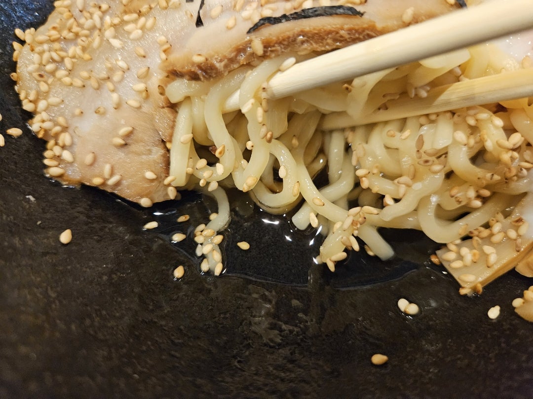 油そば大革命 初訪問全部のせ油そば 元々きりん寺という油そば店から独立され、 油そば大革命というお店になった様です。麺はワシワシとした食感のゆるくウェーブした 太麺で、しっかりとタレや具材と絡みます。 チャーシューはしっとり柔らかく、 噛むほどに肉の旨味