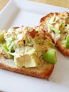ariko shima miyajima久しぶりにアボカドツナメルトトースト。新玉ねぎのスープとサラダも添えて野菜たっぷりに。「整うごはん」Amazonで予約をたくさんありがとうございます！おかげさまでレシピ本カテゴリーで、新着ランキング1位を頂きました！ありがたすぎます