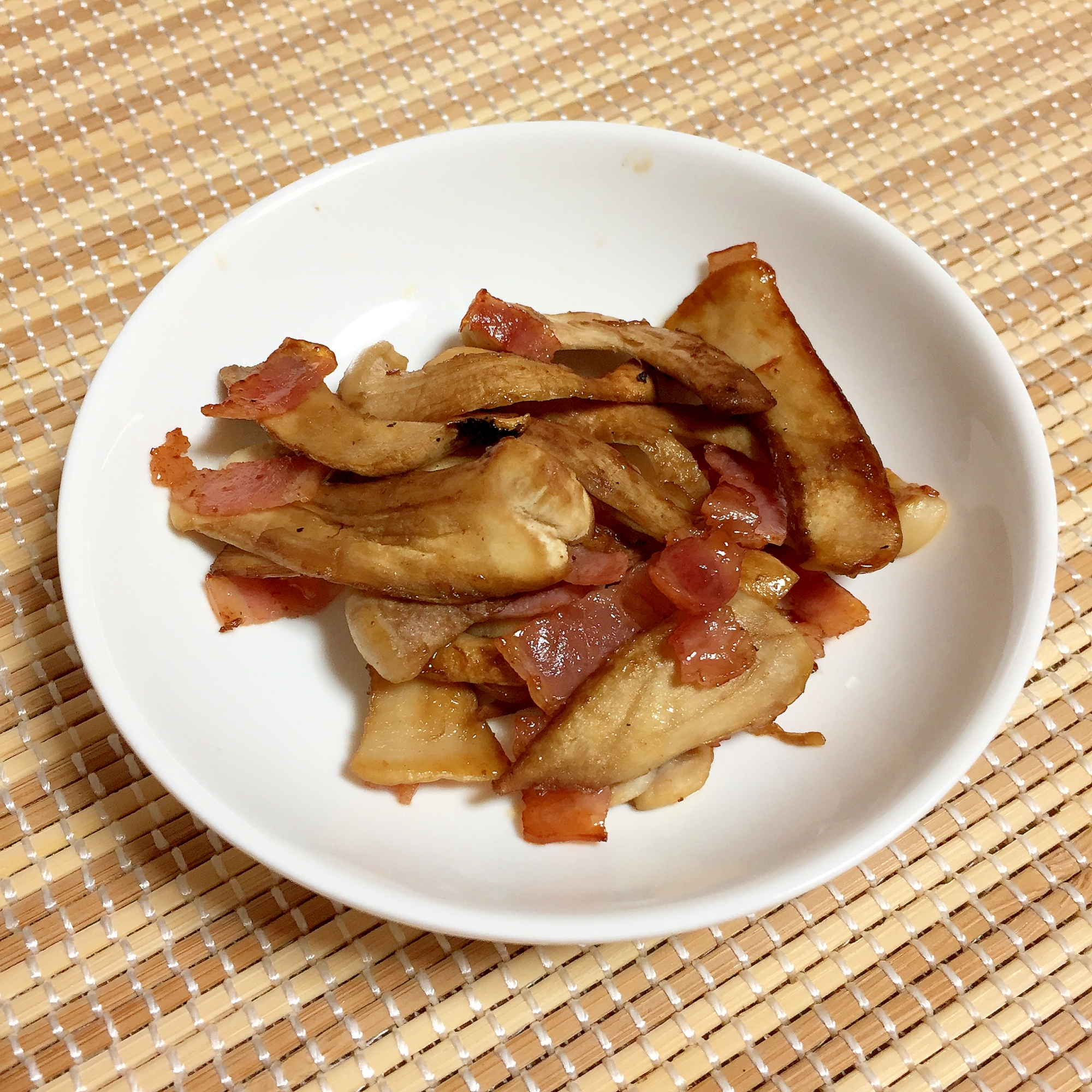 レンジで1分！しいたけの軸で作るバター醤油和え