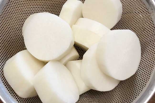 大量の「へそ大根」を入手しました。これを使った「鶏大根」のレシピです。クッキング・KUMICOの簡単料理ブログ