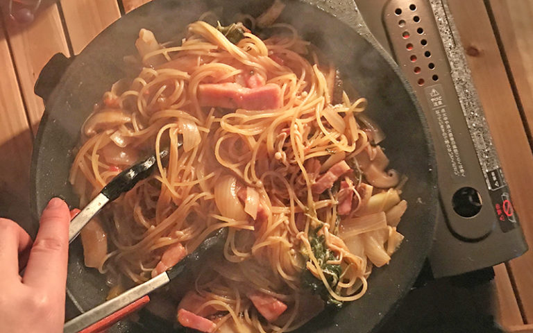 フライパン×トマト缶で時短ワンパンパスタ キャンプごはん