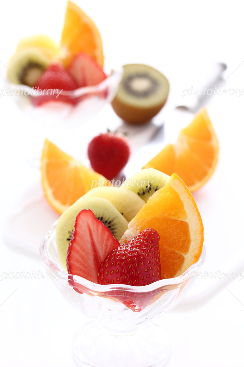 ピクニックにフルーツサンドを作ろう」 数年前からSNSで話題の「おしゃピク」。おしゃれなピクニックを略した造語ですが、晴れた日におしゃピクを楽しみませんか。 可愛いピクニックアイテムと、フォトジェニックな料理があれば、写真に撮りたくなるピクニックの完成です