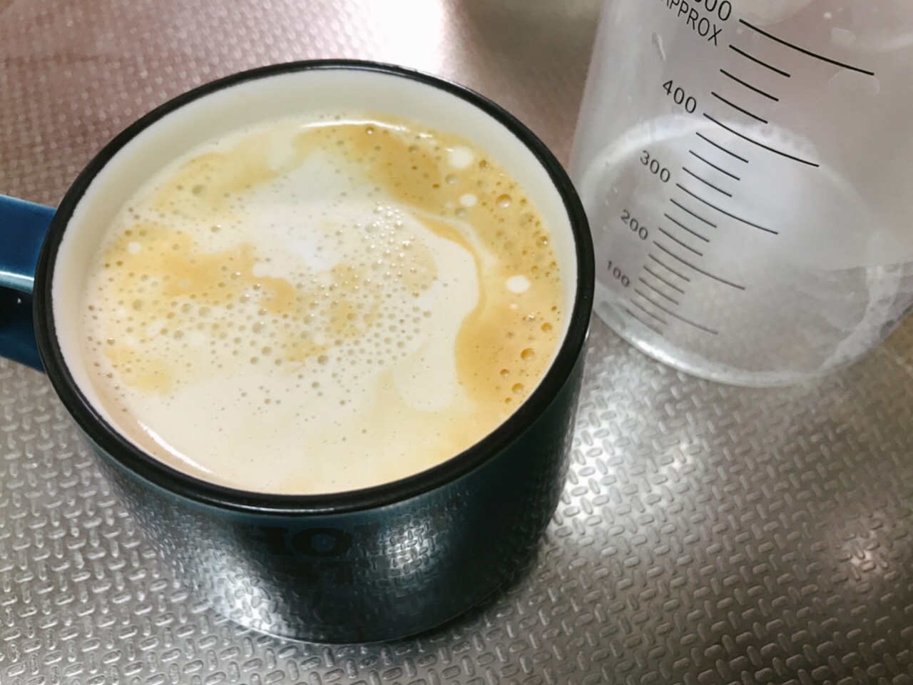 無印にそっくりな耐熱ガラスマグカップダイソーで見つけたオシャレな耐熱ガラスのマグカップ。 なんと無印の耐熱ガラスマグカップとそっくり!というかほぼ一緒?! 耐熱だから温かい飲み物を入れることもできるし、電子レンジ対応だから冷めても温め直すことができる