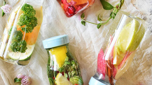 暑い日に飲みたい！ 炭酸水でシュワッとすりおろしきゅうりのデトックスウォーターレシピ・沼津りえさんファッション雑誌『リンネル』の読みもの