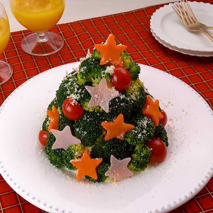 ポテトサラダをクリスマス風に簡単チェンジ 100均のピックでポテトサラダを アイスをカパっとやり、 ブロッコリーの緑🥦 プチトマトの赤🍅 で クリスマスカラー🎄 いつものメニューも、盛り付けでクリスマスに💕簡単レシピかんたんおしゃれ簡単おもてなしレシピ