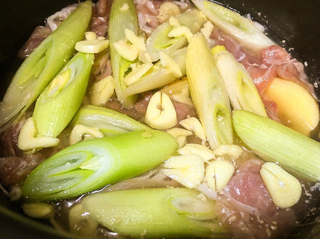 やる気1%でできる炊飯器におまかせの絶品おかずレシピが完成しました！, スイッチを押すだけなので忙しい日でも超簡単に作れます！,炊飯器で超絶美味しいジャーマンポテト ,材料 , じゃがいも3個, ウインナー 6〜7 本, コンソメ 小さじ2, オリーブオイル大さじ1, 塩小さじ1 4, 黒胡椒 適量, パセリ 適量,作り方 , ①じゃがいもの皮を剥いて 一口大にカットする,