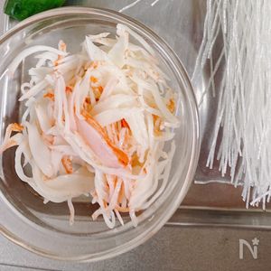 新玉ねぎとわかめとカニカマの春雨ぽん酢マヨサラダクラシル