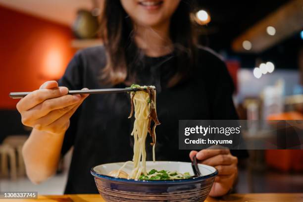 ラーメンを食べる女性 Stock PhotoAdobe Stock