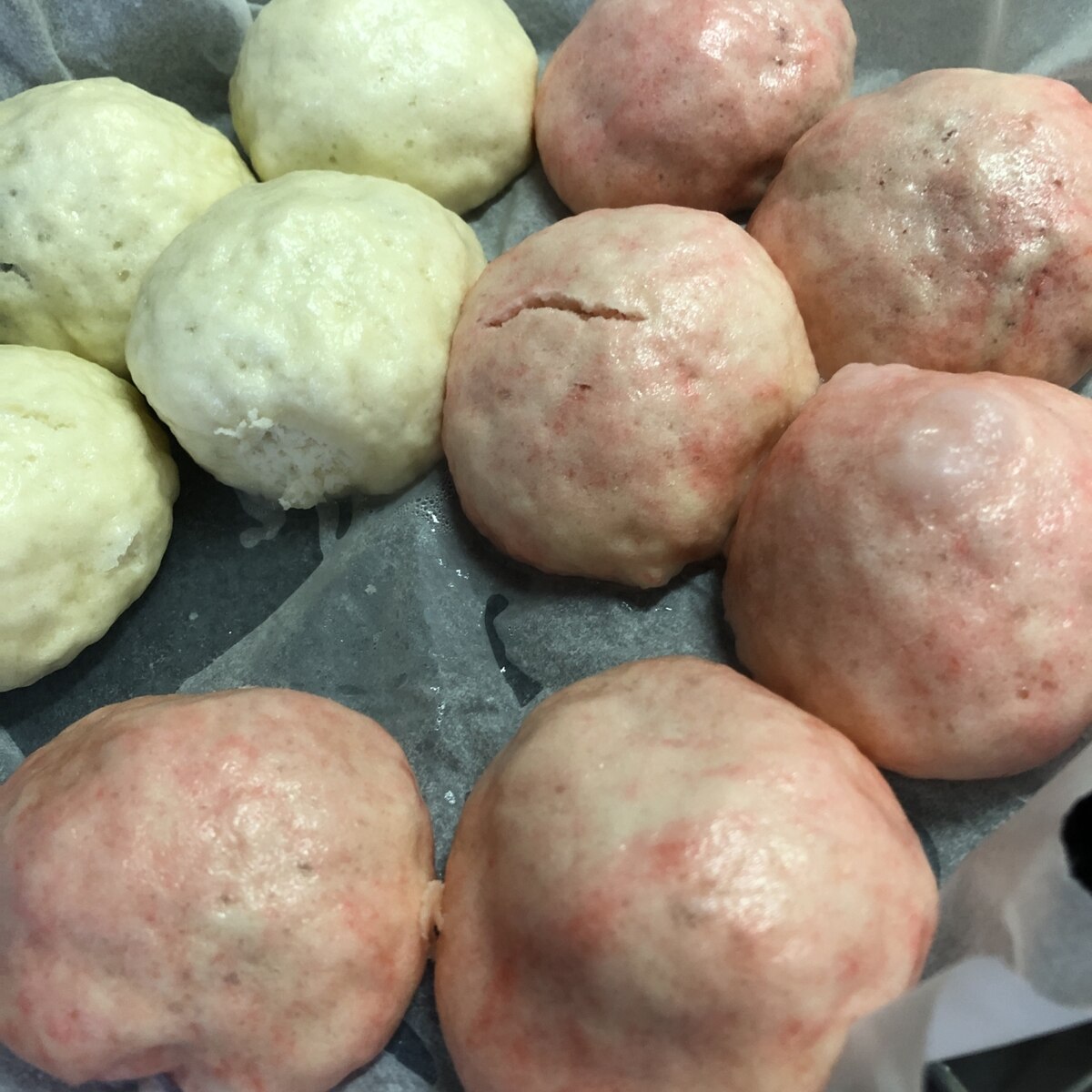 やっと投稿できました🙇‍♀️紅白まんじゅうの𝚛𝚎𝚌𝚒𝚙𝚎ㅤ赤白合わせて約𝟹𝟼個分 ㅤㅤ 小麦粉 𝟸𝟶𝟶ｇㅤ ベーキングパウダー 𝟼ｇㅤ きび砂糖 𝟾ｇㅤ 水 𝟷𝟸𝟶ｇㅤ 米油 𝟷𝟼ｇㅤ 紅麹 適量 打ち粉 小麦粉多め