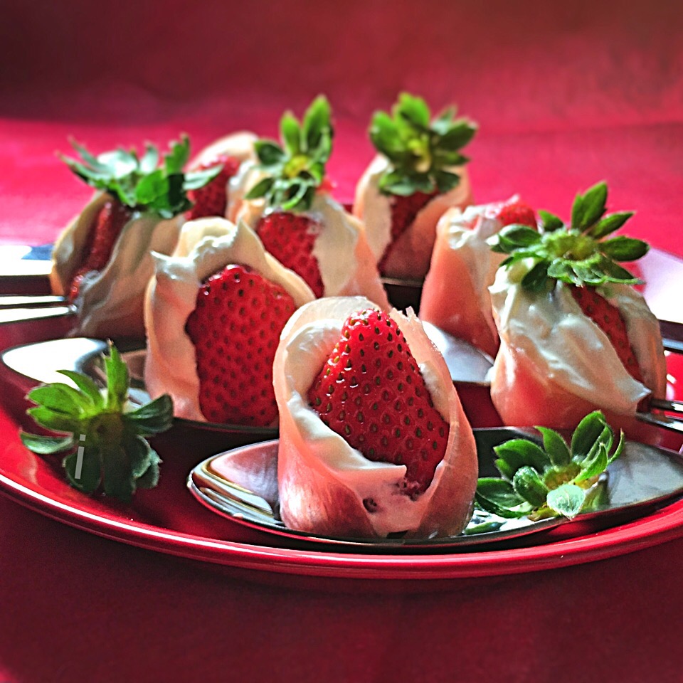 @ako_recipe_ ◀︎ ワインに合う簡単おつまみ🍷 モッツァレッラを温めると もちもち食感がグッとアップするよ🥹🧡もっちもちのモッツァレッラに いちごと生ハムを合わせた 最高においしいおつまみ🤤🥂 ぜひ試してみてね😉✨〜 いちご生ハム カプレーゼ🍓 〜材料・モッツァレッラ1袋 ・いちご1 2パック ・生ハム 3枚