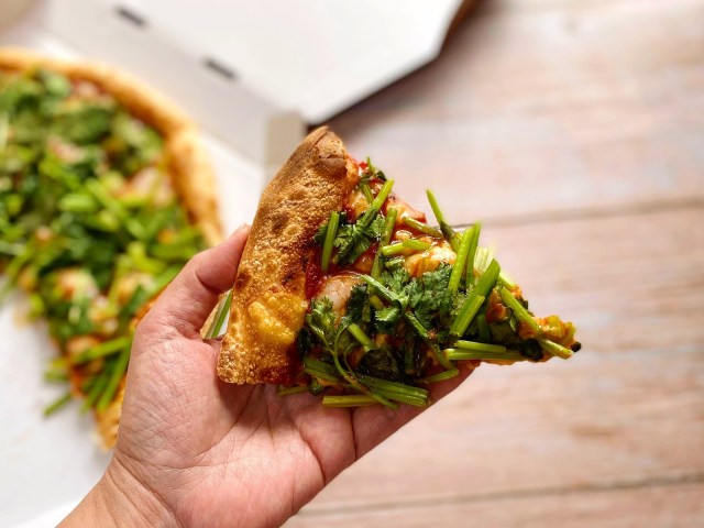 バズります ピザハットの「パクチーすぎて草」が、うますぎて草！ - YouTube