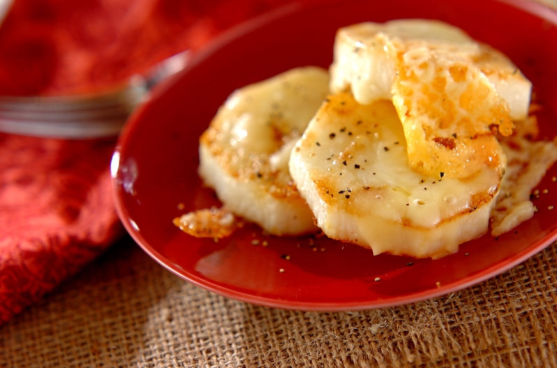 フライパンで作る山芋とベーコンのチーズ焼き♪