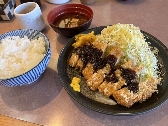 久しぶりにかつや〜 あれ？あれ？ いつも頼んでたヒレカツカレーがメニューから消えてる 😭 でもカレーの気分だったのでカツカレー梅w ￥803 前半は キャベツと一緒にかき込むのが好き💜‪かつやカツカレーヒレカツカレー復活求む‬