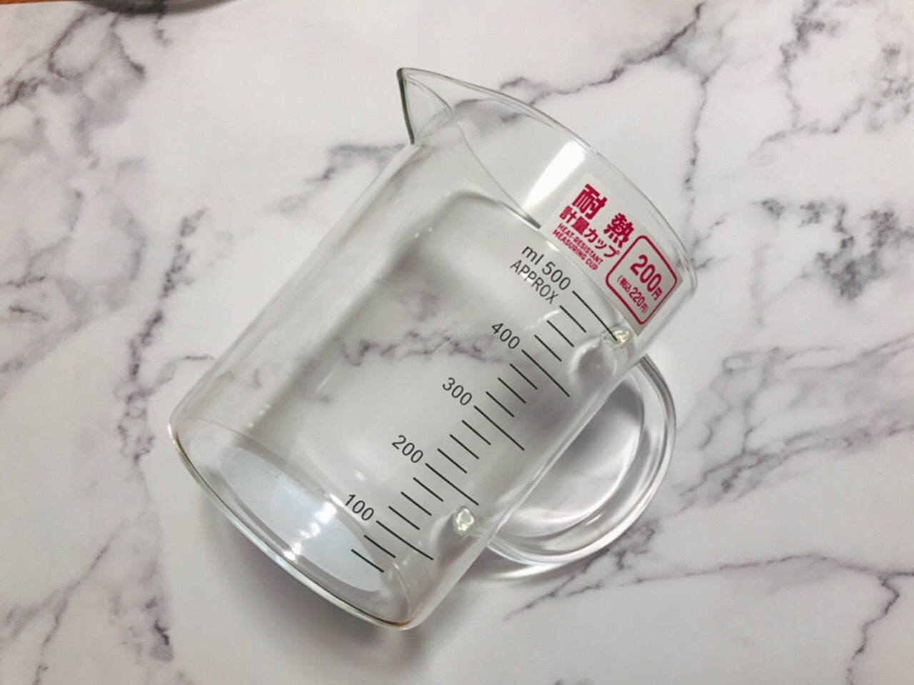 原産国:日本 材質:本体:ポリプロピレン 商品サイズ:23.6cm ×20.6cm ×16.2cm 内容量:1個入 種類:アソートなし湯沸しポットの給水に。 2Lまでの目盛り付。 容量:2.4L 耐冷 耐熱温度 本体: -20℃ー100℃ - 100均 通販 ダイソー ネットストア 公式