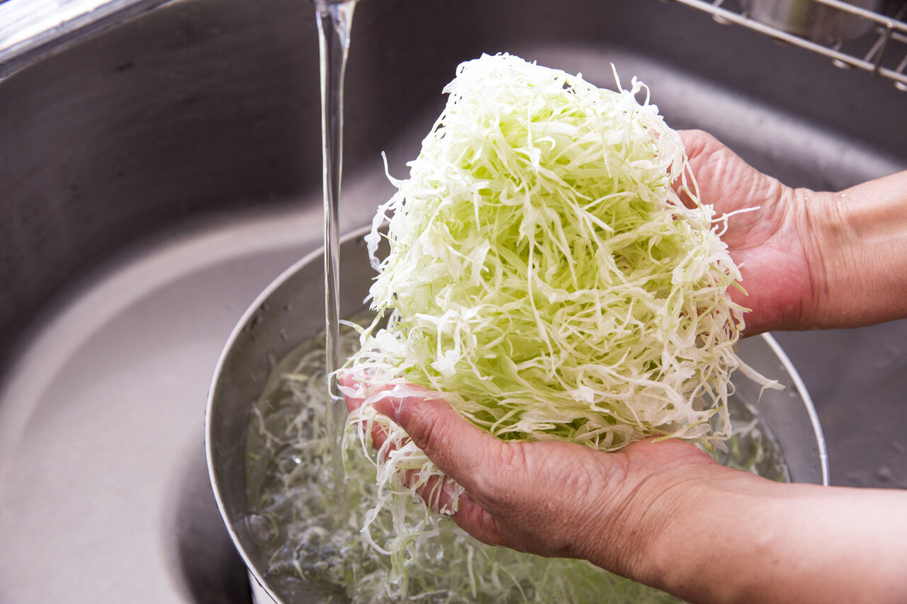 ごはんの記録. 🍴献立🍴 🍀とんかつ 🍀ねばねばサラダ 🍀にんじんしりしり 🍀野菜の味噌汁 大根、人参、キャベツ🍀白ごはん🍀りんご . 今日の夜ごはんはとんかつです。 低温調理してから揚げているので、 厚みのあるお肉も中はしっとり、 外はサクサクに仕上がり