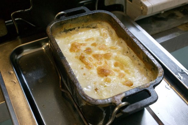 ダッチオーブンで作る、鶏肉のトマトソースグラタン – 北海道ガス株式会社