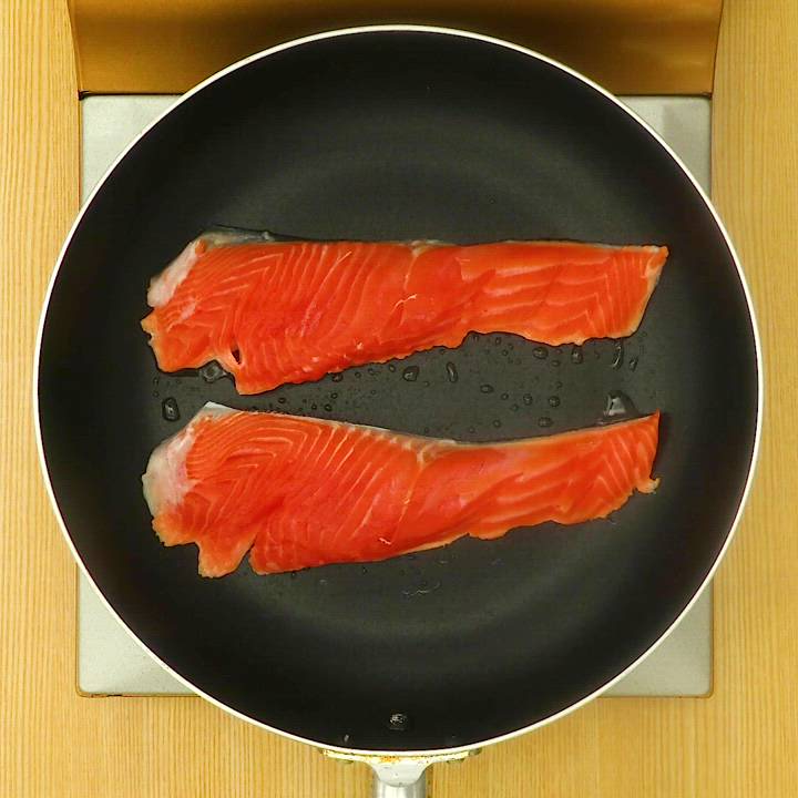 鮭のホイル焼き フライパンでの簡単レシピ作り方：白ごはん.com