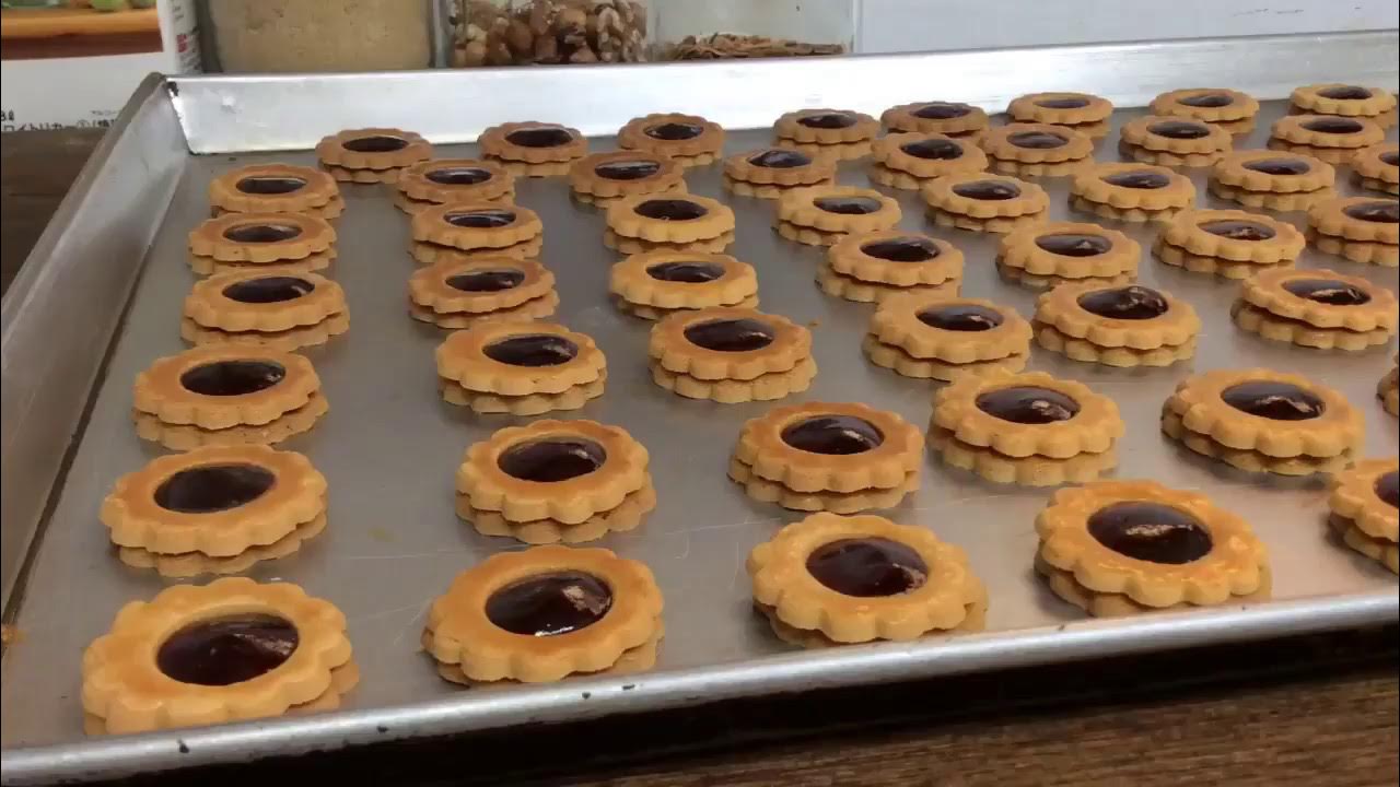 Y*。様 イチゴジャムクッキーくんの編みぐるみブローチ〇 ジャムサンドクッキー うさぎの🐰 いちごジャムサンドクッキー🍓 クッキー生地を花型で抜いて真ん中をうさぎ型で抜く USA うさ のスタンプを押したら オーブンで焼いて いったん取り出し✨ 耐熱いちごジャムを