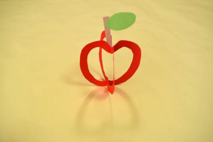 飛び出す立体的なりんごの製作方法