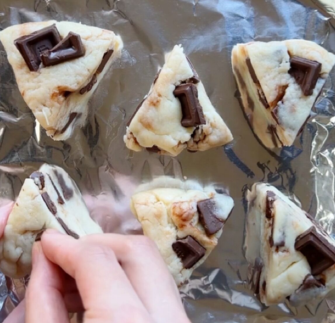 オーブン不要「スタバ風チョコスコーン」HMと板チョコで簡単!混ぜたらトースターで焼くだけ♪外はザックリ・中はしっとりと美味しい♡