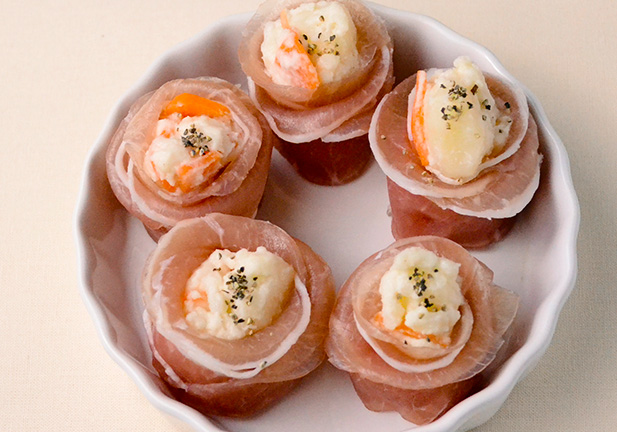 ポテトサラダを生ハムで包んでタワーにしてみました🥰 ホームパーティーで作っても 喜んでもらえそう💕 普段の食事やおつまみにも いいと思います😋ポテサラ大好きって方多いと思うので ぜひ作ってみてもらえたら嬉しいです🔆 ▽材料 8〜10個分 生ハム 10枚 じゃがいも