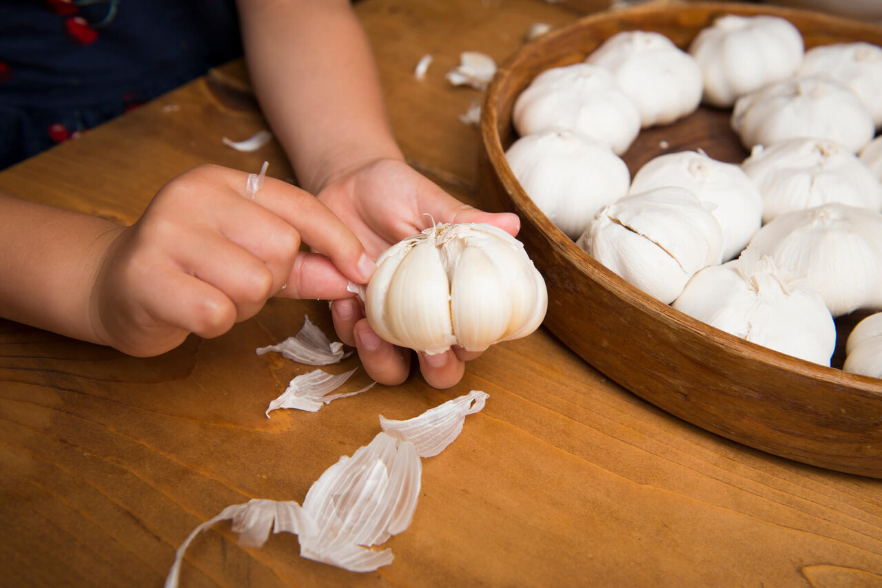 3秒で完了 にんにくの皮をかんたんに剥く裏ワザ！驚くほど簡単で特別な道具は不要です お天気ママ- エキスパート - Yahoo!ニュース