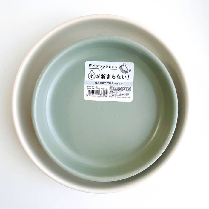 セリアのプラスチック製の耐熱「レンジ小皿 白」は3枚入りで高コスパ