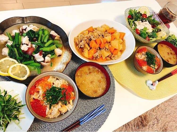 8日間買い物に行かず冷蔵庫にあるもので献立を考えて、今日は肉じゃが 豚肉ないから鶏もも と鮭の炊き込みご飯 。味噌汁は前は３種類入れてたけど今は２種類🥹🥹明日は買い物いこう！夜ごはん