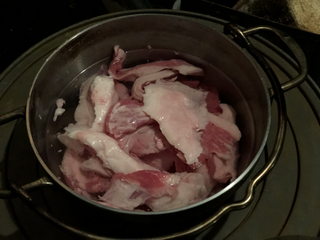 焚き火とダッチオーブンで作るラムシャンクの煮込み僕のBBQ & カントリーライフ