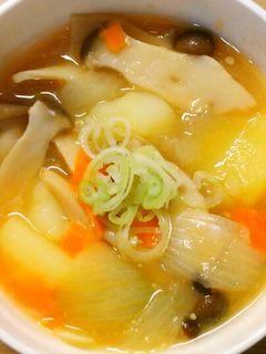 玉ねぎとしめじ 小松菜のお味噌汁 ⁡ 玉ねぎのシャキシャキ食感と甘み しめじの旨みと小松菜の色合いで 美味しい一杯でした〜♪🧅🥬🍄‍🟫 ⁡玉ねぎのお味噌汁お味噌汁みそ汁味噌汁おみそ汁お味噌汁大好き味噌汁レシピ味噌汁の具お味噌汁のある食卓を