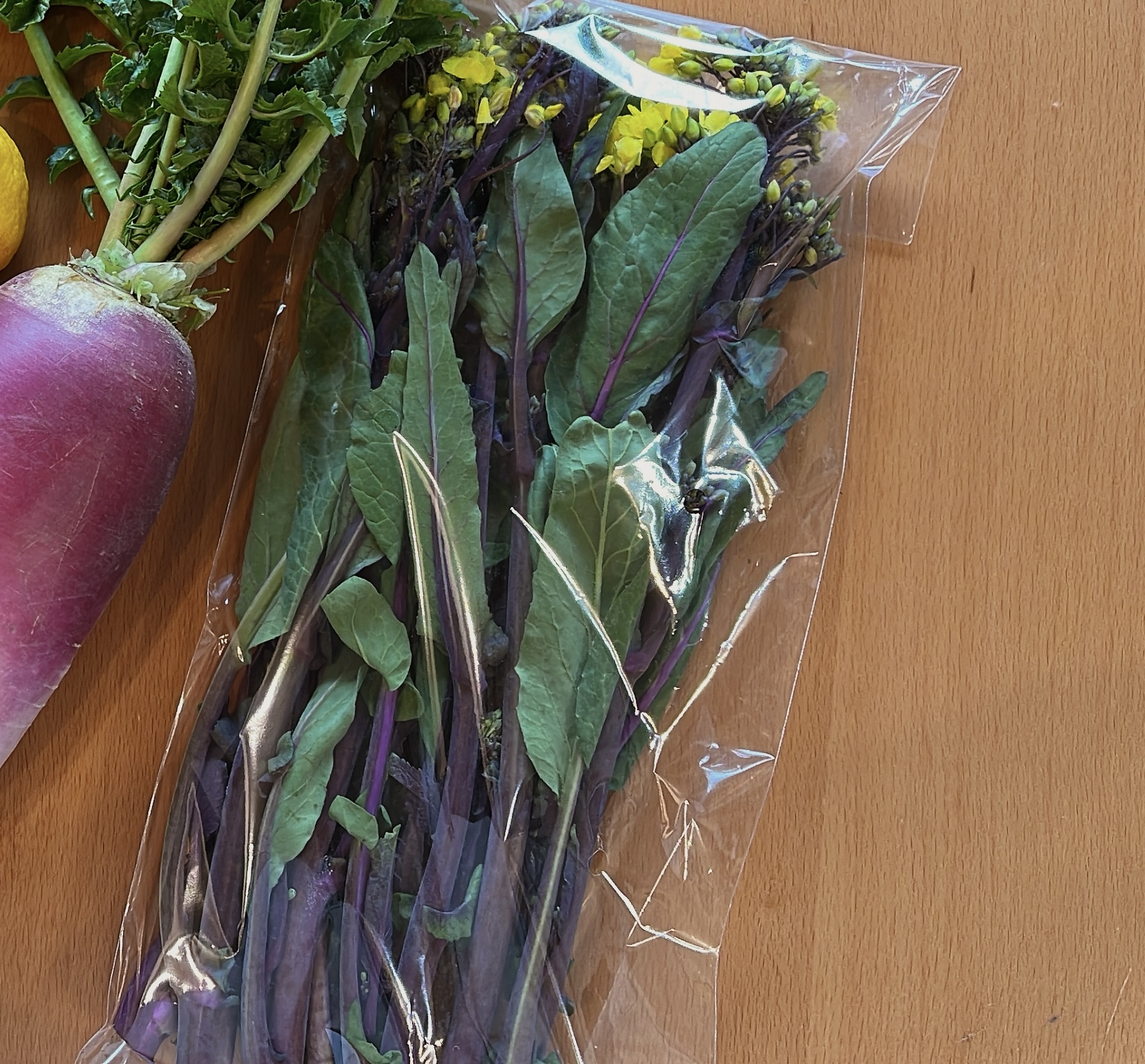 茎が紫色の菜の花紅菜花の炒め物