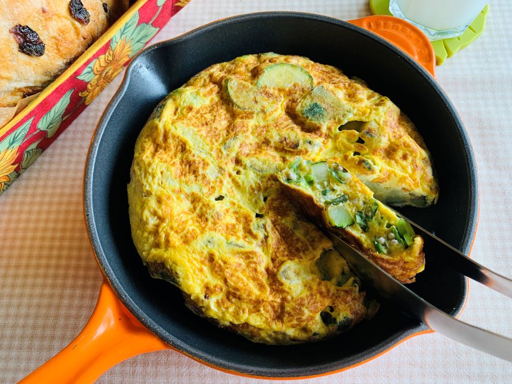 女子のんべえ部 夏が終わる前に！ 白ワインをキリリッと冷やして合わせたい、適当簡単で絶品なスペイン・バル料理「えびのピルピル ガーリックオイル煮 」Pouch ポーチ