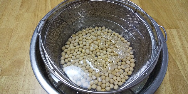 電気圧力鍋で大豆の水煮。:+*.゜