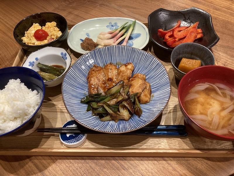 鶏むね肉を焼いて味噌マヨで絡めたら コクまろ旨で美味しかったです🤤 . 美味しそう！作りたい！と思った方、良かったらコメント欄に「😍」押していただけると 投稿の励みになります🙌☺️ メニュー鶏胸肉の味噌マヨ焼き アスパラとトマトの甘酢和えミョウガと