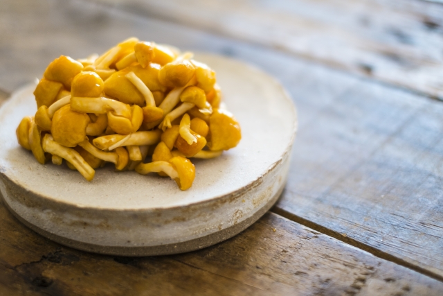 なめこを生で食べると体はどうなる？意外過ぎる体への影響と知っておくべき対処法とは食・料理オリーブオイルをひとまわし