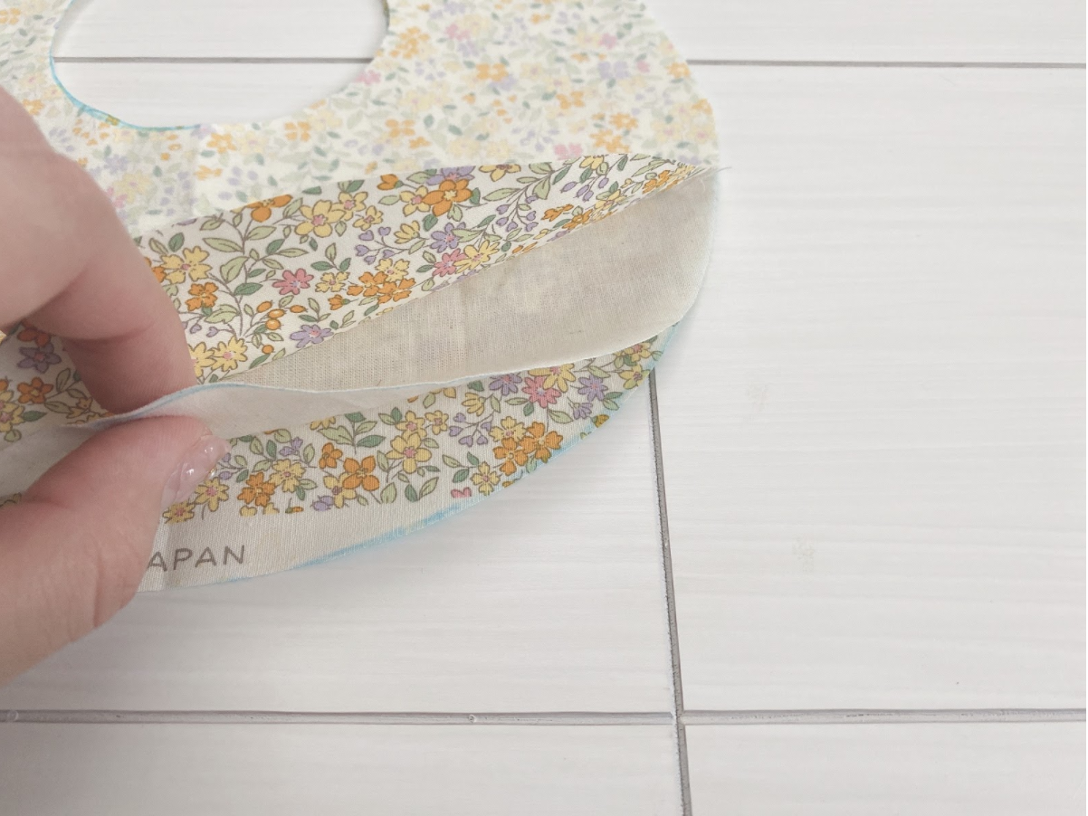 赤ちゃんに贈る手刺繍のスタイEmbroidery Bib