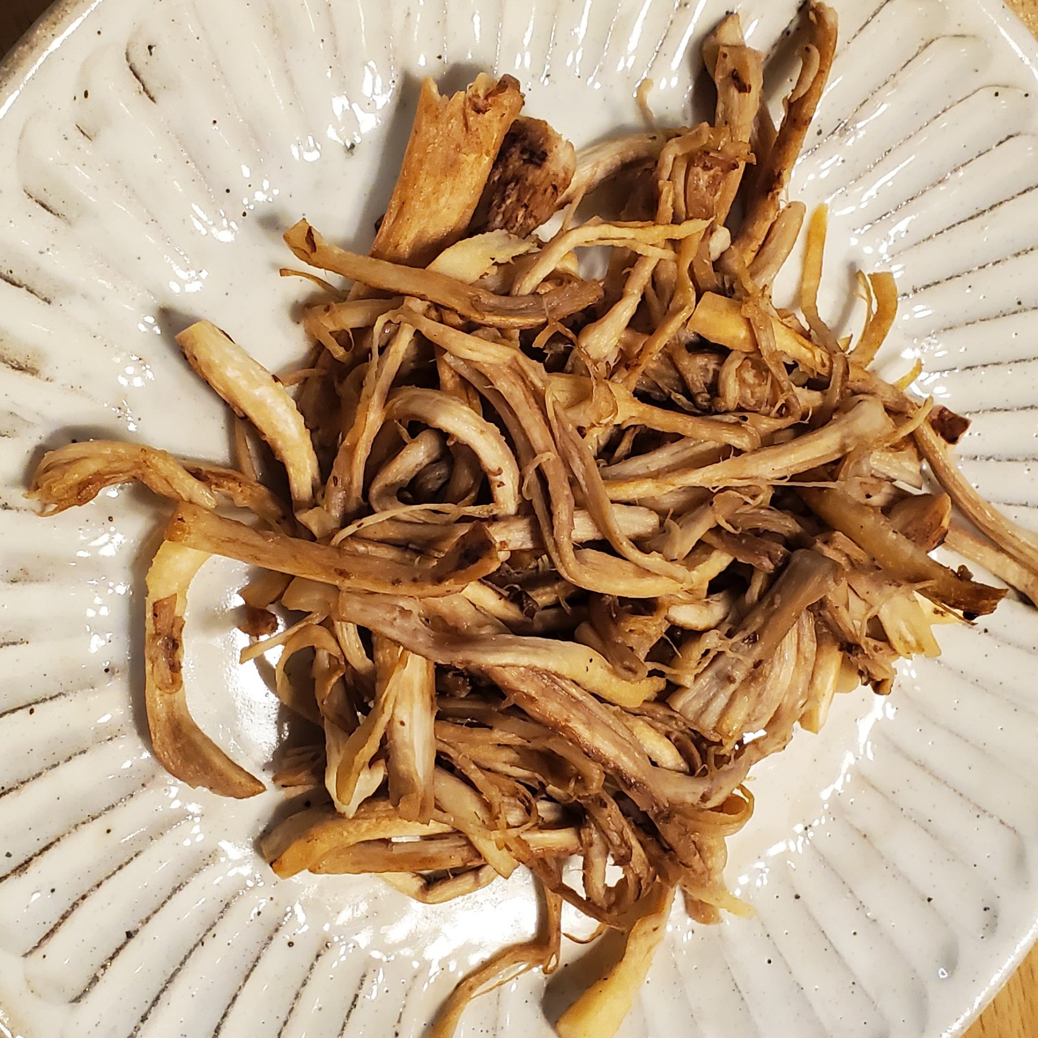 👈レシピあり 簡単なのに褒められるって最高じゃない？🤣💕 にんにく少なめにすると 子どもも食べやすいよ〜🫶 上の子もパパと同じ反応だった🤣ぜひ作ってみてね〜！ —————————————— 沼るしいたけ recipe by @hito_furi_life ——————————————材料しいたけ:6個