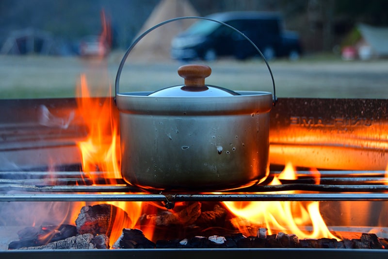 レビュー キャンプで鍋やクッカーで作るキノコの炊き込みご飯を紹介 - ERABIKATA